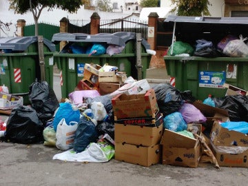 Basura acumulada junto a los contenedores