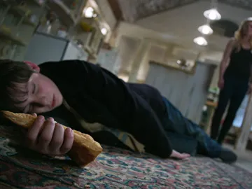 Henry se envenena con la manzana mágica de Regina Henry se envenena con la manzana mágica de Regina