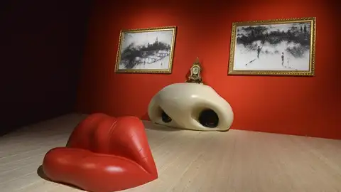 Vista de la instalación "Sala Mae West", del artista español Salvador Dalí, en el Centro Pompidou de París Vista de la instalación "Sala Mae West", del artista español Salvador Dalí, en el Centro Pompidou de París