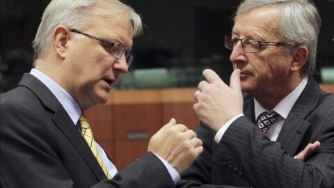 El presidente del Eurogrupo, Jean-Claude Juncker, conversa con el vicepresidente econ&oacute;mico de la Comisi&oacute;n Europea, Olli Rehn.