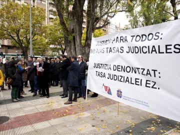 Manifestación para pedir que no se apliquen la tasas judiciales