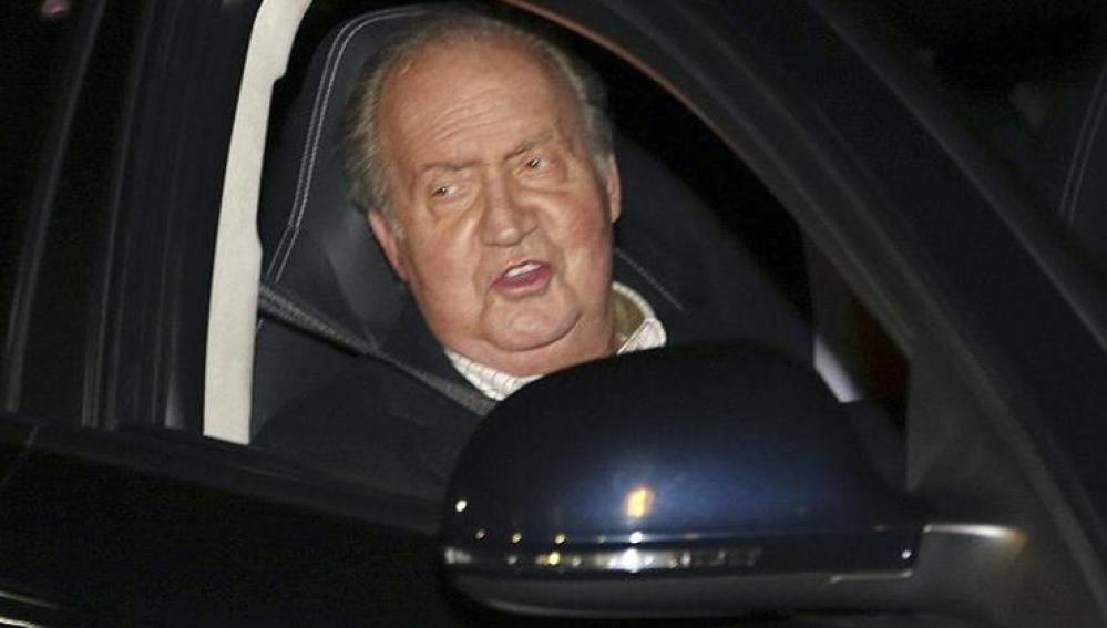 El rey Juan Carlos saluda a los medios a su llegada esta tarde al Hospital San José