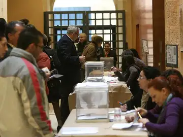 Los votantes catalanes acuden a las urnas Los votantes catalanes acuden a las urnas
