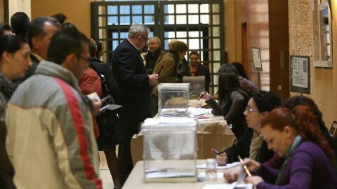 Los votantes catalanes acuden a las urnas