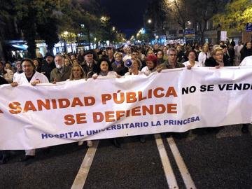 Trabajadores de los hospitales y centros de salud madrileños durante la concentración