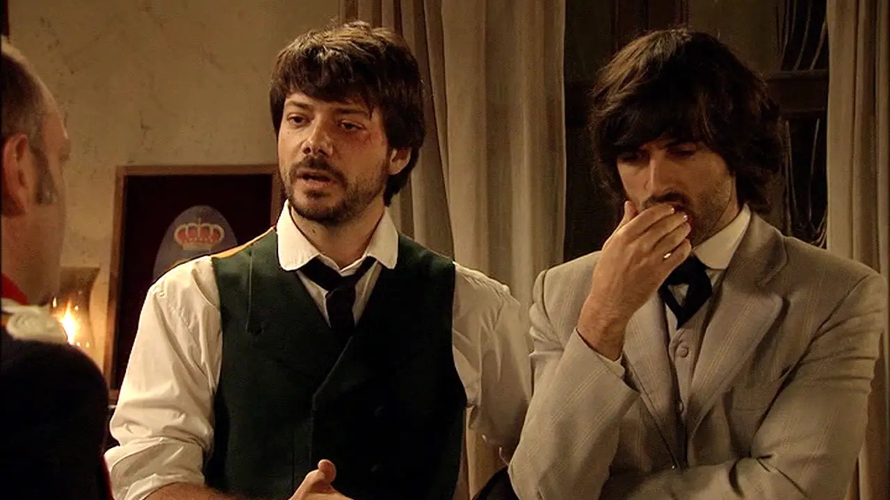 Adolfo y Raúl se pelean por Sara