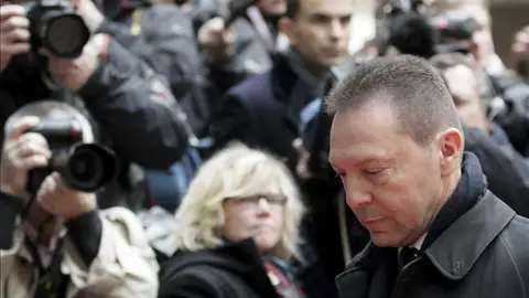 El ministro de Finanzas de Grecia, Yannis Stournaras, a su llegada a la reunión del Eurogrupo. El ministro de Finanzas de Grecia, Yannis Stournaras, a su llegada a la reunión del Eurogrupo.