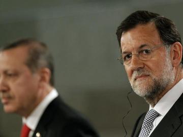 El presidente del Gobierno, Mariano Rajoy (d), junto al primer ministro turco, Recep Tayyip Erdogan