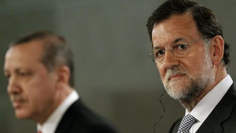 El presidente del Gobierno, Mariano Rajoy (d), junto al primer ministro turco, Recep Tayyip Erdogan
