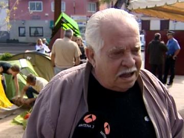 Acampada vecinal para evitar el desahucio de dos ancianos Acampada vecinal para evitar el desahucio de dos ancianos