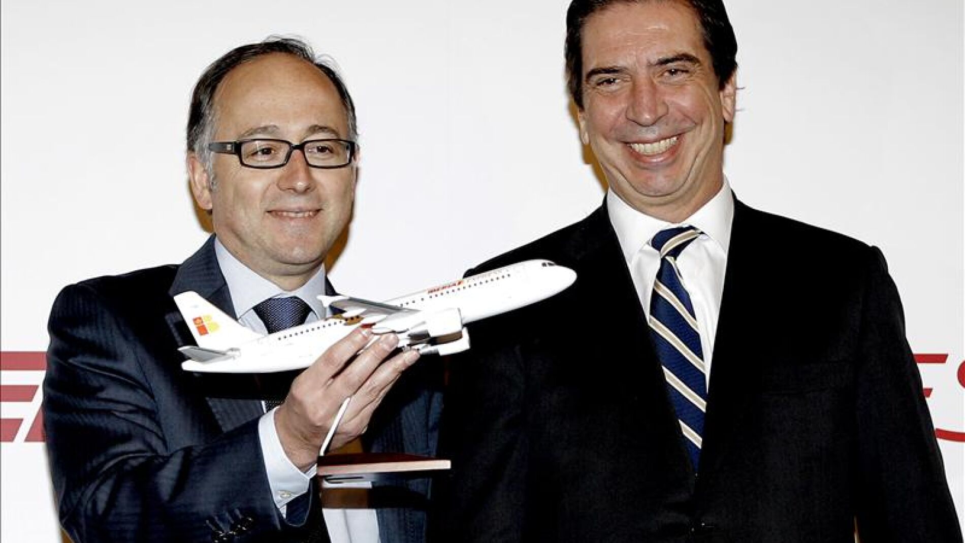 El consejero delegado de Iberia Express, Luis Gallego, y el consejero delegado de Iberia, Rafael S&aacute;nchez-Lozano