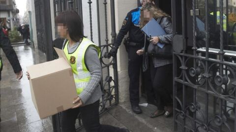 Agentes de los Mossos d'Esquadra salen del Ayuntamiento de Sabadell