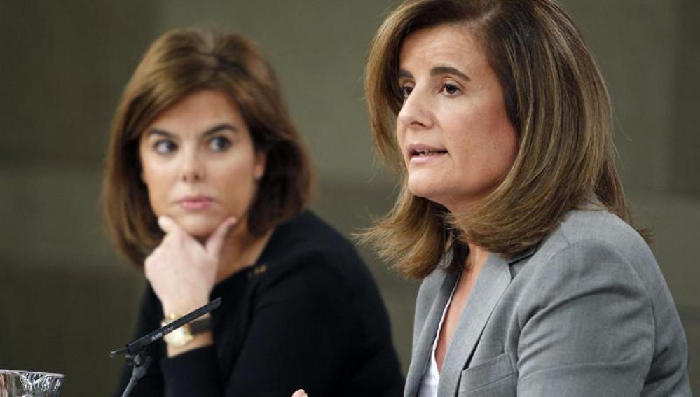 La vicepresidenta del Gobierno, Soraya Sáenz de Santamaría (i), y la ministra de Empleo, Fátima Báñez