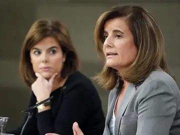 La vicepresidenta del Gobierno, Soraya Sáenz de Santamaría (i), y la ministra de Empleo, Fátima Báñez La vicepresidenta del Gobierno, Soraya Sáenz de Santamaría (i), y la ministra de Empleo, Fátima Báñez