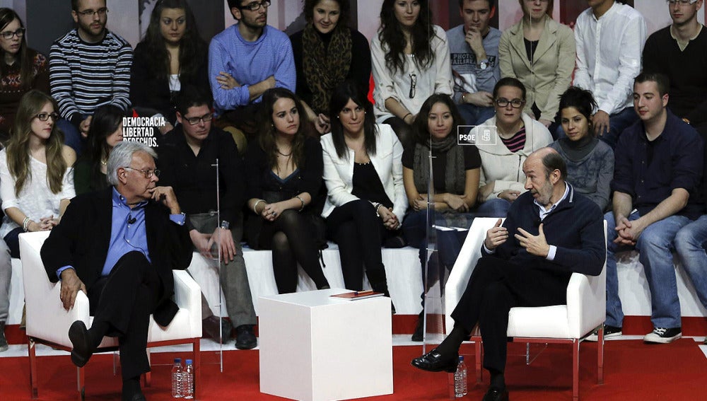 El expresidente del Gobierno, Felipe González, y el secretario general del PSOE, Alfredo Pérez Rubalcaba