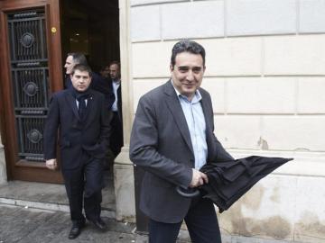 El alcalde de Sabadell (Barcelona), Manuel Bustos, sale de las dependencias municipales
