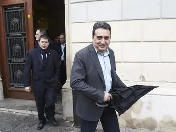 El alcalde de Sabadell (Barcelona), Manuel Bustos, sale de las dependencias municipales El alcalde de Sabadell (Barcelona), Manuel Bustos, sale de las dependencias municipales