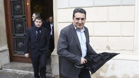 El alcalde de Sabadell (Barcelona), Manuel Bustos, sale de las dependencias municipales