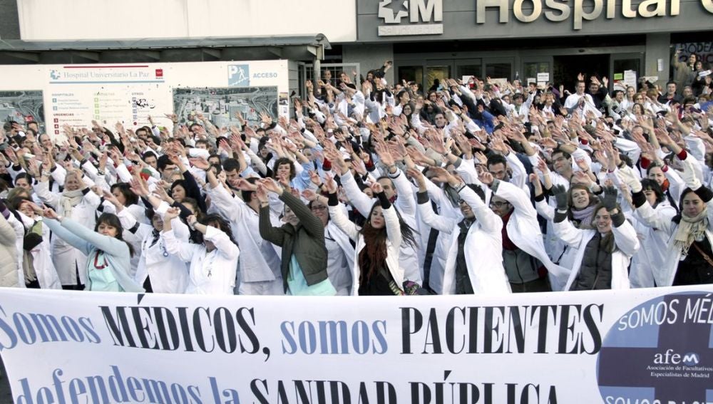 Médicos protestan frente al hospital de La Paz.