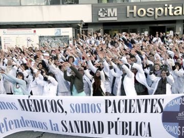 Médicos protestan frente al hospital de La Paz.