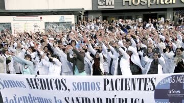 Médicos protestan frente al hospital de La Paz.
