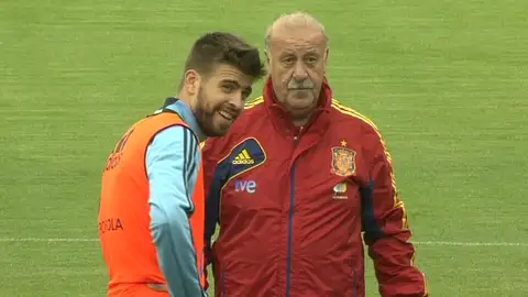 Gerard Piqué junto a Vicente del Bosque en un entrenamiento con la selección española Gerard Piqué junto a Vicente del Bosque en un entrenamiento con la selección española