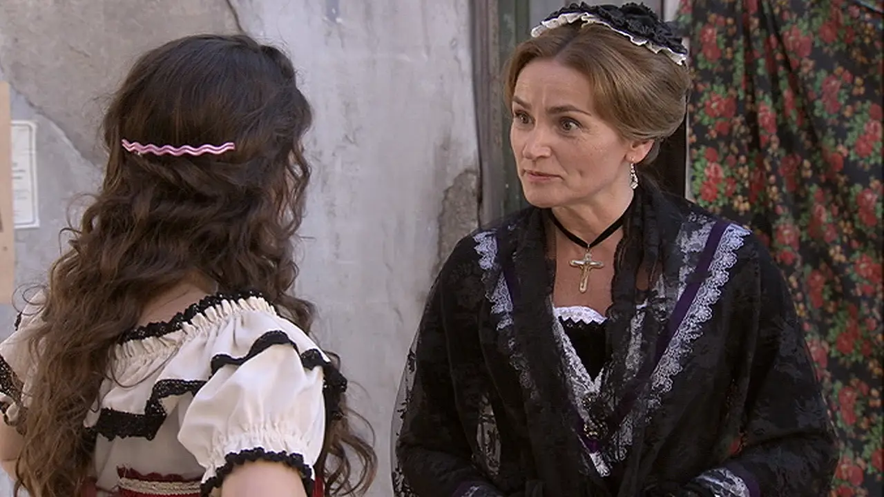 Carlota advierte a María que se aleje de Andrés