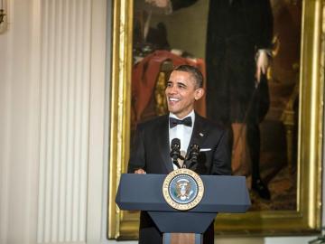 Obama sonríe en una rueda de prensa