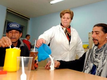 Una voluntaria de Cáritas en un comedor.