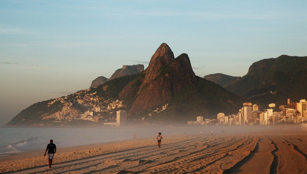 Bajo el amanecer de la playa de Ipanema (05-12-2012)