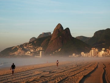 Bajo el amanecer de la playa de Ipanema (05-12-2012)