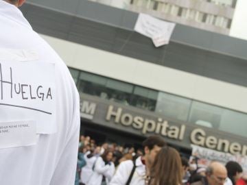 Puertas de un hospital madrileño con trabajadores en huelga (Archivo)