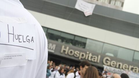 Puertas de un hospital madrile&ntilde;o con trabajadores en huelga (Archivo)