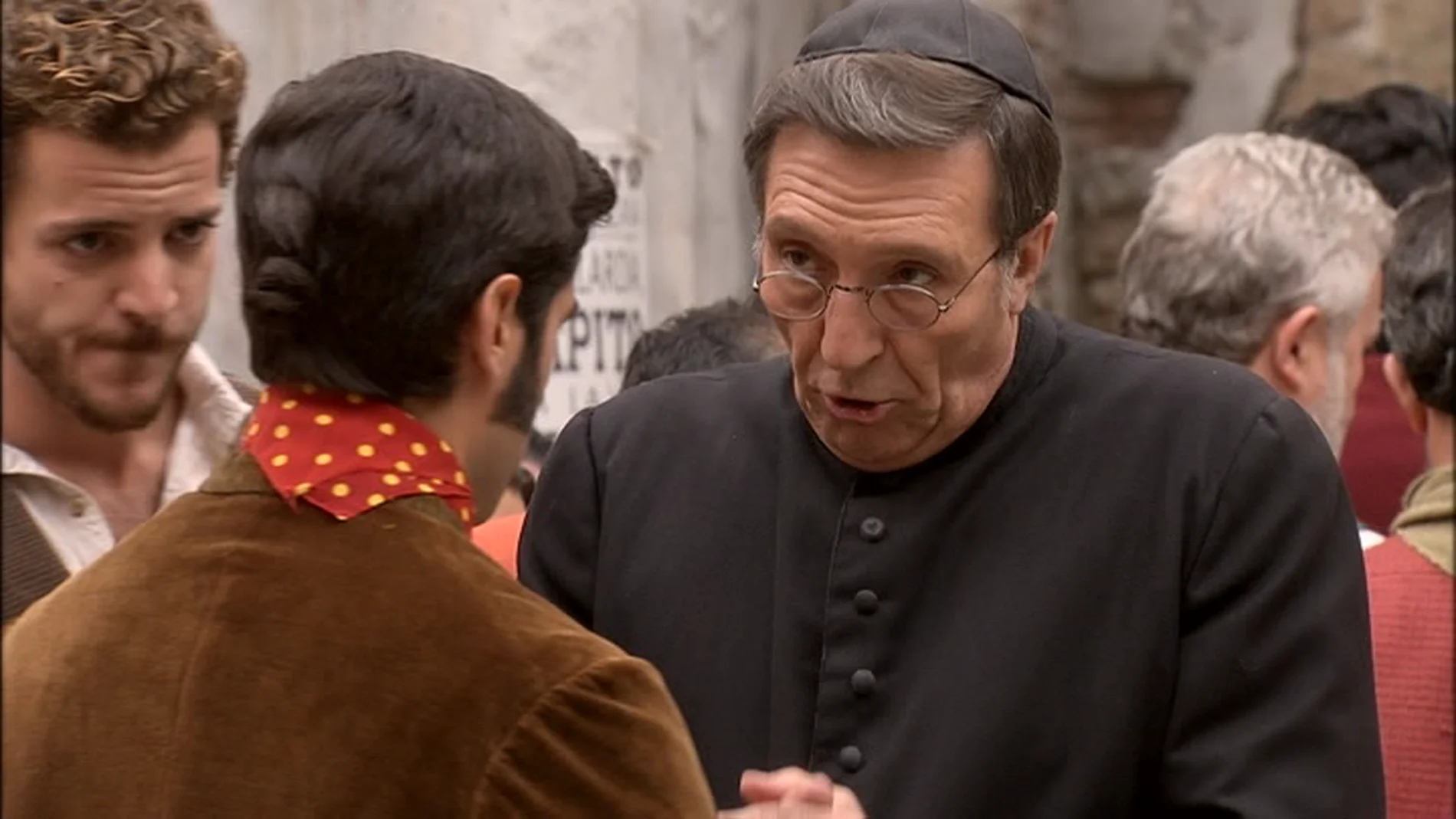 El padre Damián convence a Lucero para que se presente a alcalde