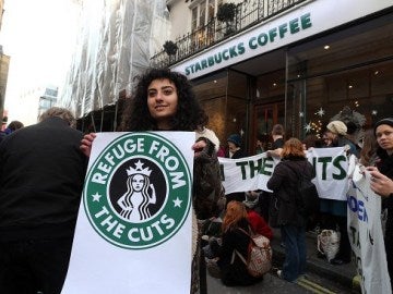 Manifestantes protestan ante las cafeterías de Starbucks