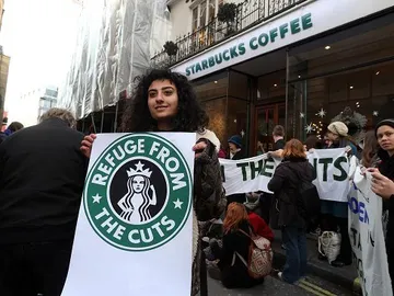 Manifestantes protestan ante las cafeterías de Starbucks Manifestantes protestan ante las cafeterías de Starbucks