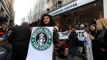 Manifestantes protestan ante las cafeterías de Starbucks