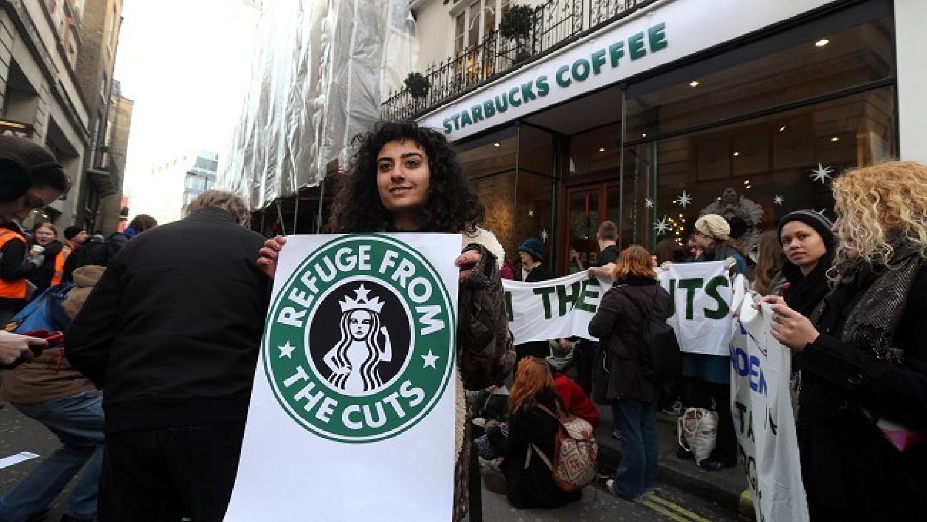 Manifestantes protestan ante las cafeter&iacute;as de Starbucks