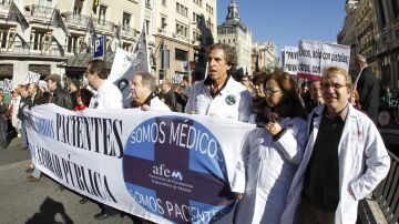 La AFEM se ha manifiestado en defensa de la sanidad pública, desde la Plaza de Neptuno a la Puerta del Sol. 