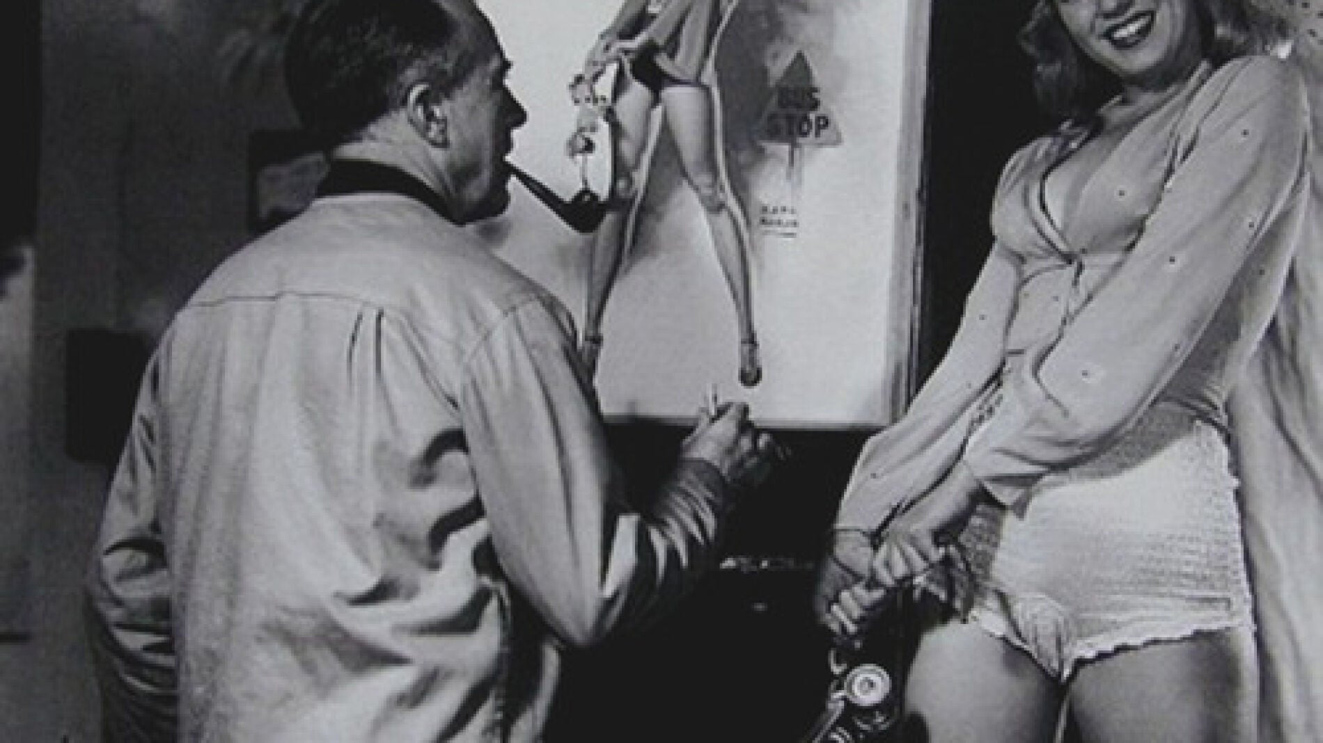 Earl Moran junto a Marilyn