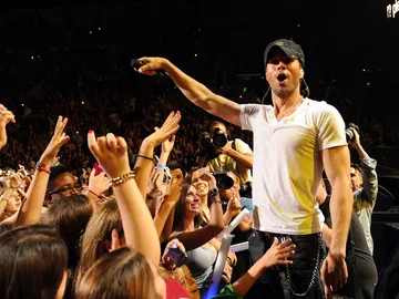 Enrique Iglesias emocionadísimo junto a su público Enrique Iglesias emocionadísimo junto a su público