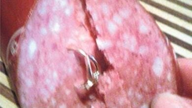 Una mujer en Rusia encuentra un anillo de diamantes dentro de un embutido