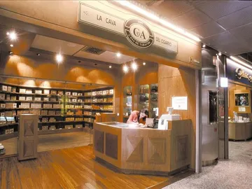 Entrada de una tienda de artículos de tabaco 'duty free' en un aeropuerto. Entrada de una tienda de artículos de tabaco 'duty free' en un aeropuerto.