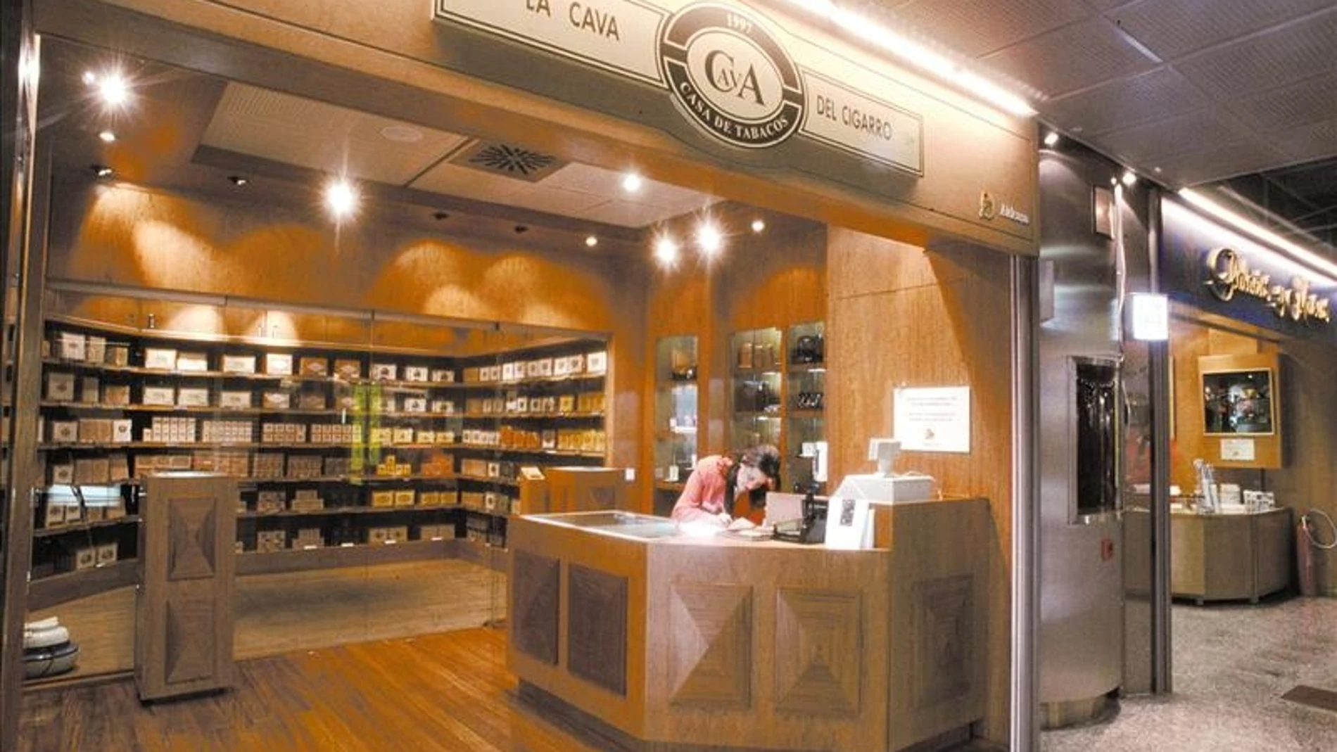 Entrada de una tienda de artículos de tabaco 'duty free' en un aeropuerto. Entrada de una tienda de artículos de tabaco 'duty free' en un aeropuerto.