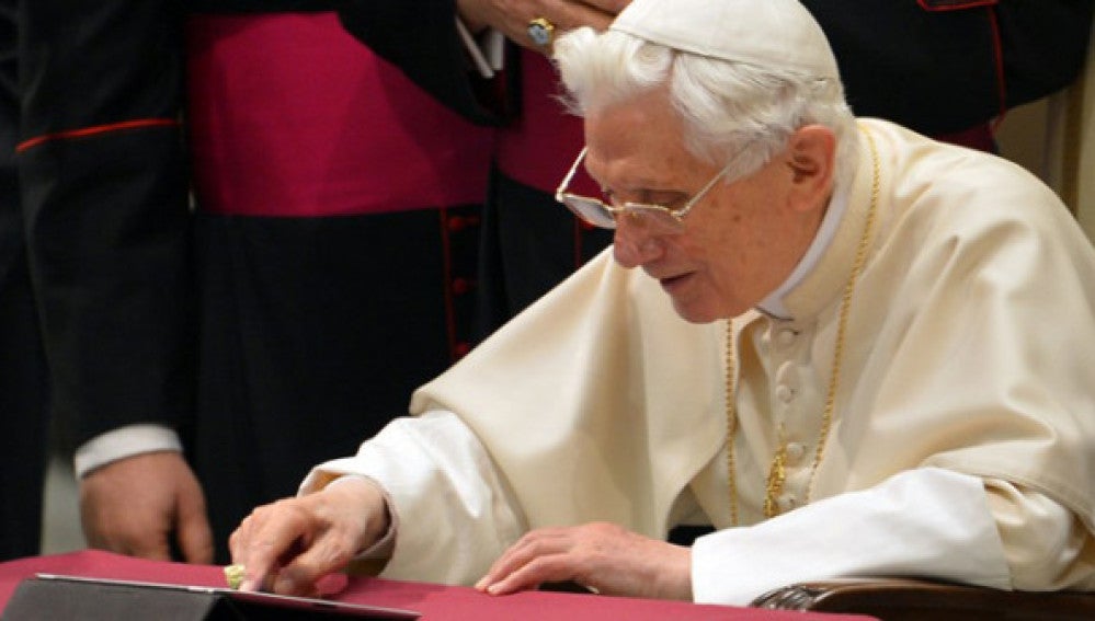 El Papa tuiteando
