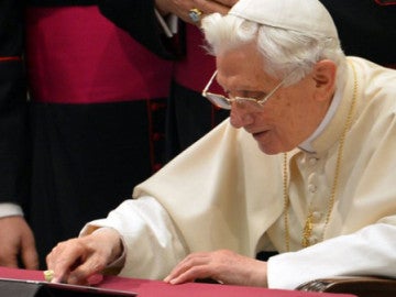 El Papa tuiteando El Papa tuiteando