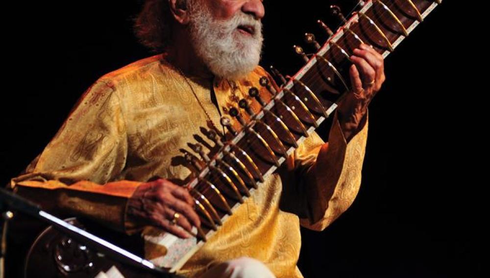 Ravi Shankar tocando un sitar