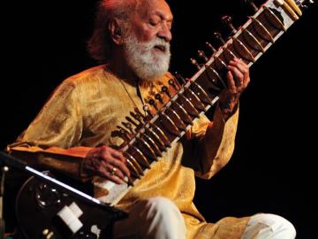 Ravi Shankar tocando un sitar