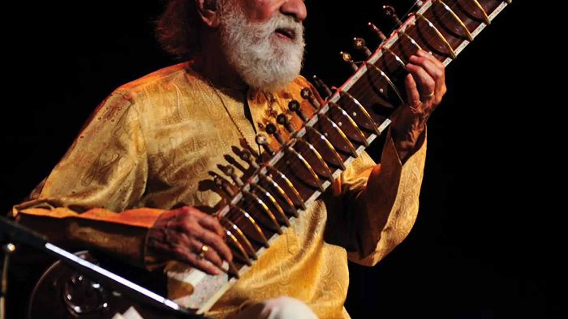 Ravi Shankar tocando un sitar Ravi Shankar tocando un sitar