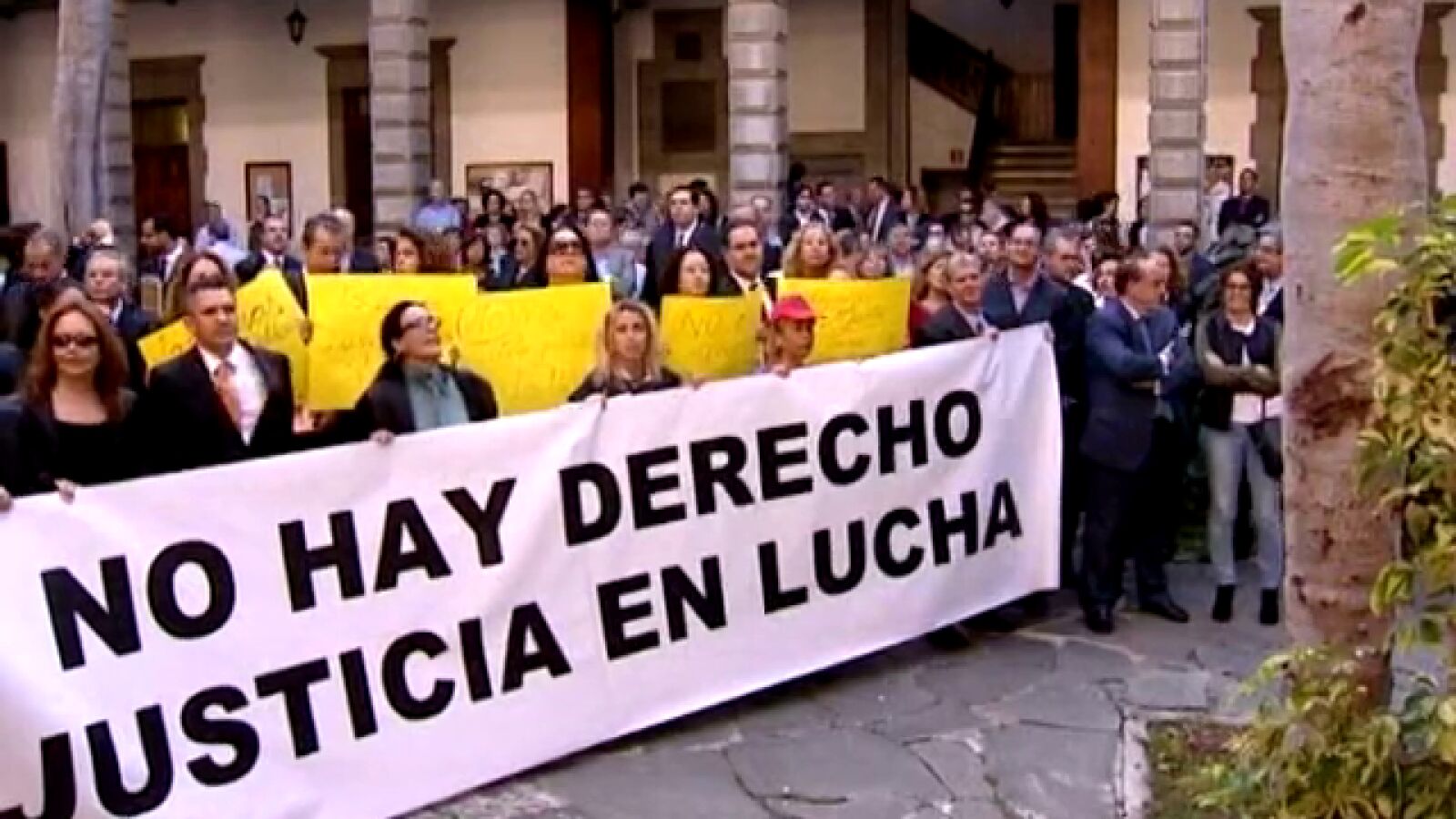 Jueces, fiscales y abogados protestan contra la reforma de justicia
